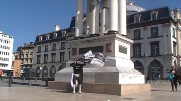 Gaillard Man avec son drapeau du CAB en Auvergne pour défier les jaunards avant l'heure