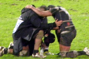A l'issue de la rencontre entre le CA Brive et le Stade Français, les fidjiens de Brive se réunissent pour prier