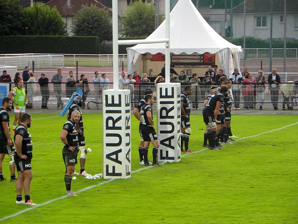 Les joueurs du CA Brive attendent la tentative de transformation du premier essai du Stade Rochelais dans le match opposant Brive à La Rochelle