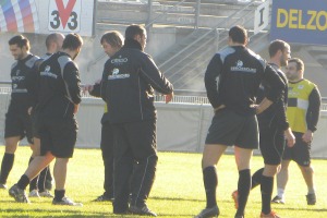 L'entraineur du CA Brive, Nicolas Godignon, donne ses consignes à ses joueurs pendant la mise en place avant le match contre Bucarest