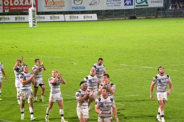 Les joueurs du CA Brive remercient leur fidèle public d'Amédée-Domenech