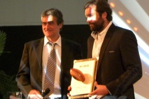 le capitaine du CA Brive Arnaud Méla reçoit l'Oscar Midi Olympique des mains de Jacques Verdier