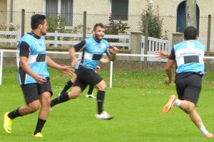 les trois quarts du CA Brive répètent leurs lancements de jeu à l'entrainement