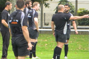 Nicolas Godignon, l'entraineur du CA Brive, échange avec ses joueurs pendant l'entrainement du jour