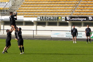 Les joueurs du CA Brive travaillent les renvois pendant la mise en place avant le déplacement à Clermont