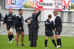 L'entraineur du CA Brive Nicolas Godignon donne des consignes à ses joueurs pendant la mise en place