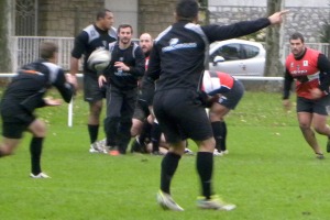 Les joueurs du CA Brive répètent les lancements de jeu avant leur match contre Biarritz