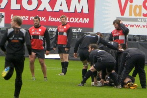 Les joueurs du CA Brive répètent les lancements de jeu pendant la mise en place avant la réception de Biarritz