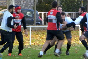 Arnaud Mignardi, le centre du CA Brive, est pris par les défenseurs pendant l'opposition à l'entrainement de mardi