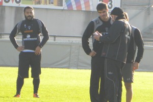 L'entraineur du CA Brive, Nicolas Godignon, donne ses consignes à son arrière Gaëtan Germain