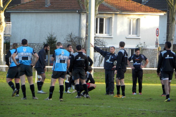 L'entraineur du CA Brive, Nicolas Godignon, donne ses consignes pendant l'entrainement du jour