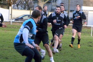 Les joueurs du CA Brive répètent leurs lancements de jeu avant leur déplacement à Bordeaux dimanche