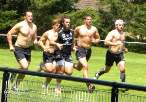 les avants du CA Brive donnent tout dans cette scéance de préparation physique