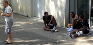 les fidjiens du CA Brive se reposent après le test physique