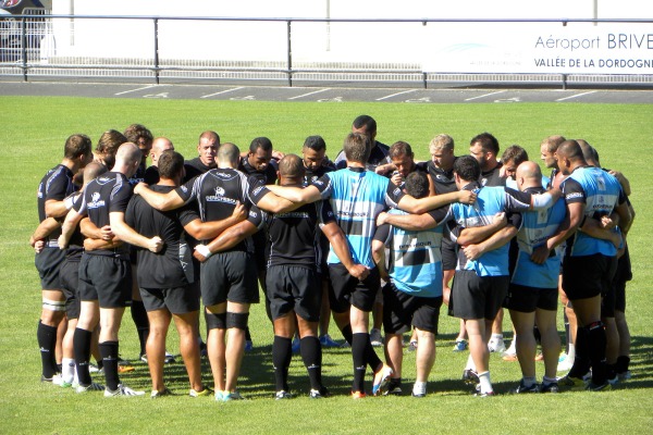 Les joueurs du CA Brive se regroupent avant d'affronter le Racing Métro 92