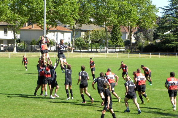 Les joueurs du CA Brive se préparent pour le match contre Bordeaux ce week-end