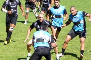 Alfie Mafi essaye d'échapper à la défense