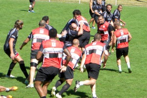 la défense du CA Brive est toujours aussi aggressive même à l'entrainement