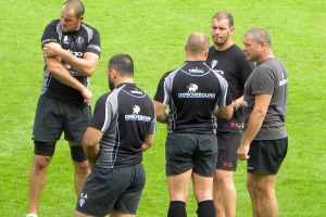 Les entraineurs du CA Brive donnent les consignes à leurs joueurs