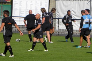 les joueurs du CA Brive peaufinent les lancements de jeu durant cette mise en place