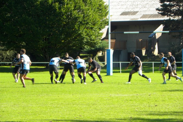 les joueurs du CA Brive travaillent leur défense avant le match à Grenoble
