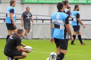 Sous les yeux des entraineurs, les joueurs du CA Brive effectuent leur mise en place avant Bayonne