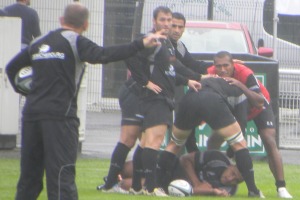 l'entraineur du CA Brive Philippe Carbonneau donne des explications à ses joueurs