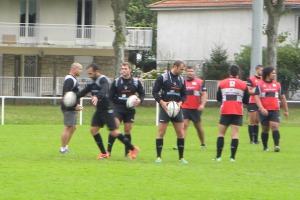 les ouvreurs du CA Brive s'exercent aux coups de pied de renvoi