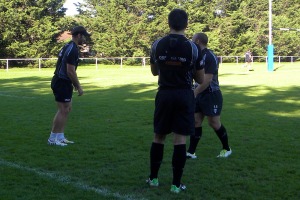 les demis du CA Brive s'exercent aux pénalités en coin