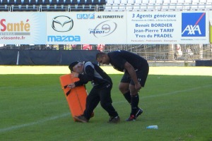 Sisaro Koyamaibole, le puissant troisième ligne du CA Brive, s'amuse avec le supporter chouchou des joueurs Ponpon