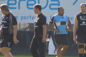 L'entraineur du CA Brive, Nicolas Godignon, échange avec ses joueurs lors de la mise en place avant le match à Grenoble