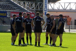 Les joueurs du CA Brive se concertent pendant la mise en place avant Toulon