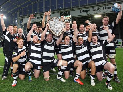 Regis Lespinas remporte avec son club de Hawke's Bay la Ranfurly Shield.