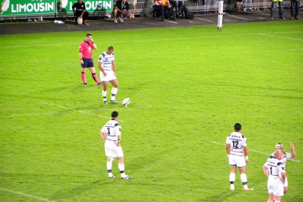 Le buteur du CA Brive, Gaëtan Germain, s'apprête à tenter une pénalité sous les yeux de ses coéquipiers