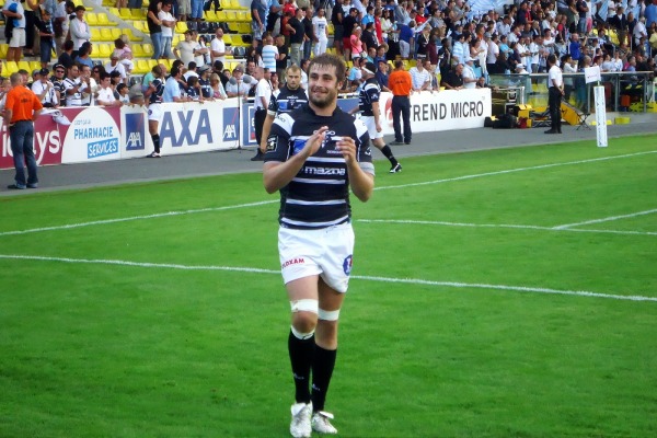 Image de Julien Le Devedec qui salue les supporters briviste ayant fait le déplacement à La Rochelle pour assister au match de top 14 Racing Metro 92 - CA Brive Corrèze Limousin
