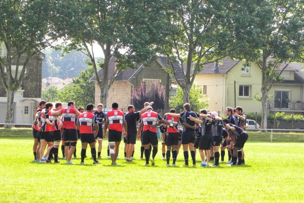 Les joueurs du CA Brive ensemble à la fin de l'entrainement avant le match amical contre Montpellier