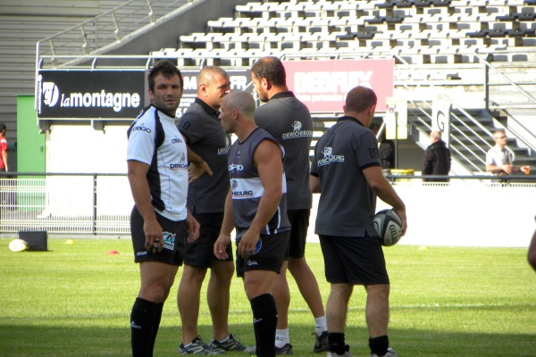 Les joueurs et les entraineurs du CAB discutent avant le match contre La Rochelle