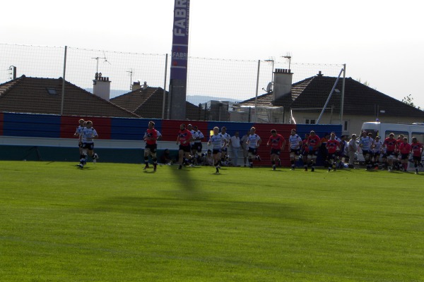les joueurs de Brive et d'Aurillac font leur entrée sur le terrain