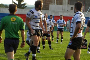 le capitaine du CAB Arnaud Méla en discussion avec ses coéquipiers