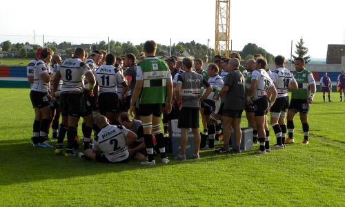 Nicolas Godignon au milieu de ses joueurs pendant la mi-temps à Aurillac