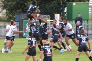 Prise de balle de Waqaniburotu lors du match amical brive la rochelle de préparation au top 14