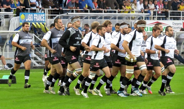 Les joueurs du CA Brive sont à l'échauffement avant le début du match à Clermont