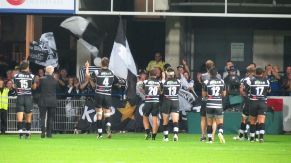 Les joueurs du CA Brive viennent féliciter leurs supporters à l'issue de la rencontre contre Clermont