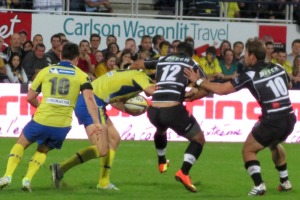 La défense du CA Brive tente de stopper les attaques de Clermont