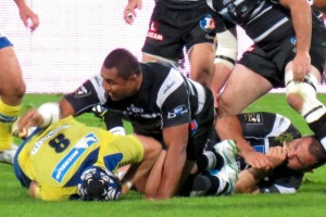 Sisaro Koyamaibole, le 3e ligne du CA Brive, est à la pointe du combat contre Clermont et stoppe ici Julien Bonnaire