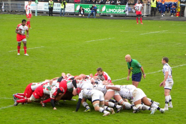 Le CA Brive et le Biarritz Olympique s'affrontent en mêlée pendant le match samedi