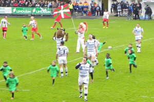 Les joueurs du CA Brive et du Biarritz Olympique font leur entrée sur la pelouse du Stadium