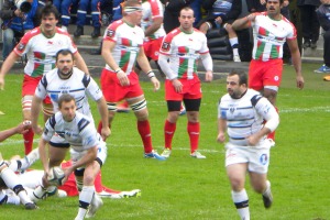 Le demi de mêlée du CA Brive, Jean-Baptiste Péjoine, tente de lancer une attaque qui prendra à défaut la défense de Biarritz