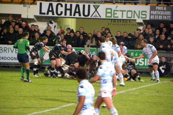 Les avants du CA Brive tentent de concentrer la défense du Racing non loin des regroupements