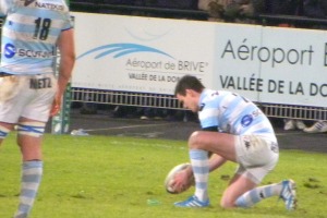 Le buteur du Racing Métro 92, Jonathan Sexton, s'apprête à tenter une pénalité